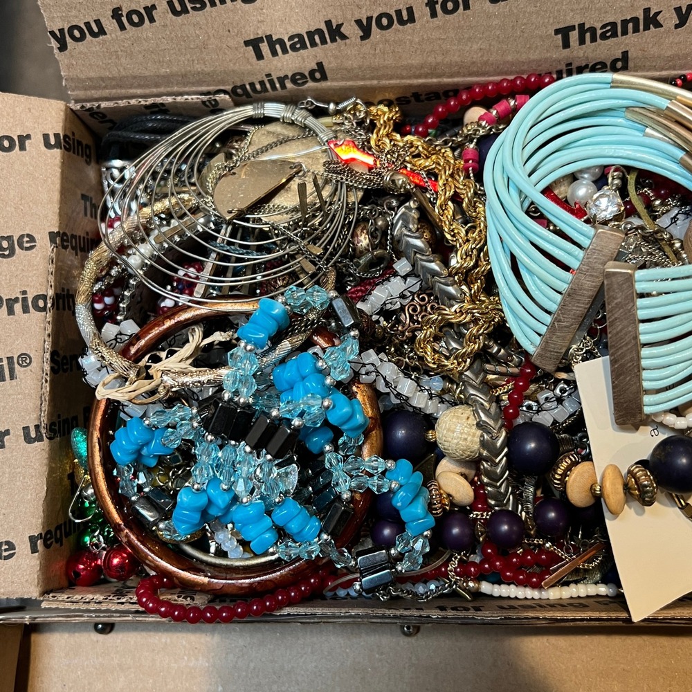 2.6 Lbs Craft Jewelry Lot Broken Repair Repurpose Wearable Harvest Resell - Picture 5 of 8